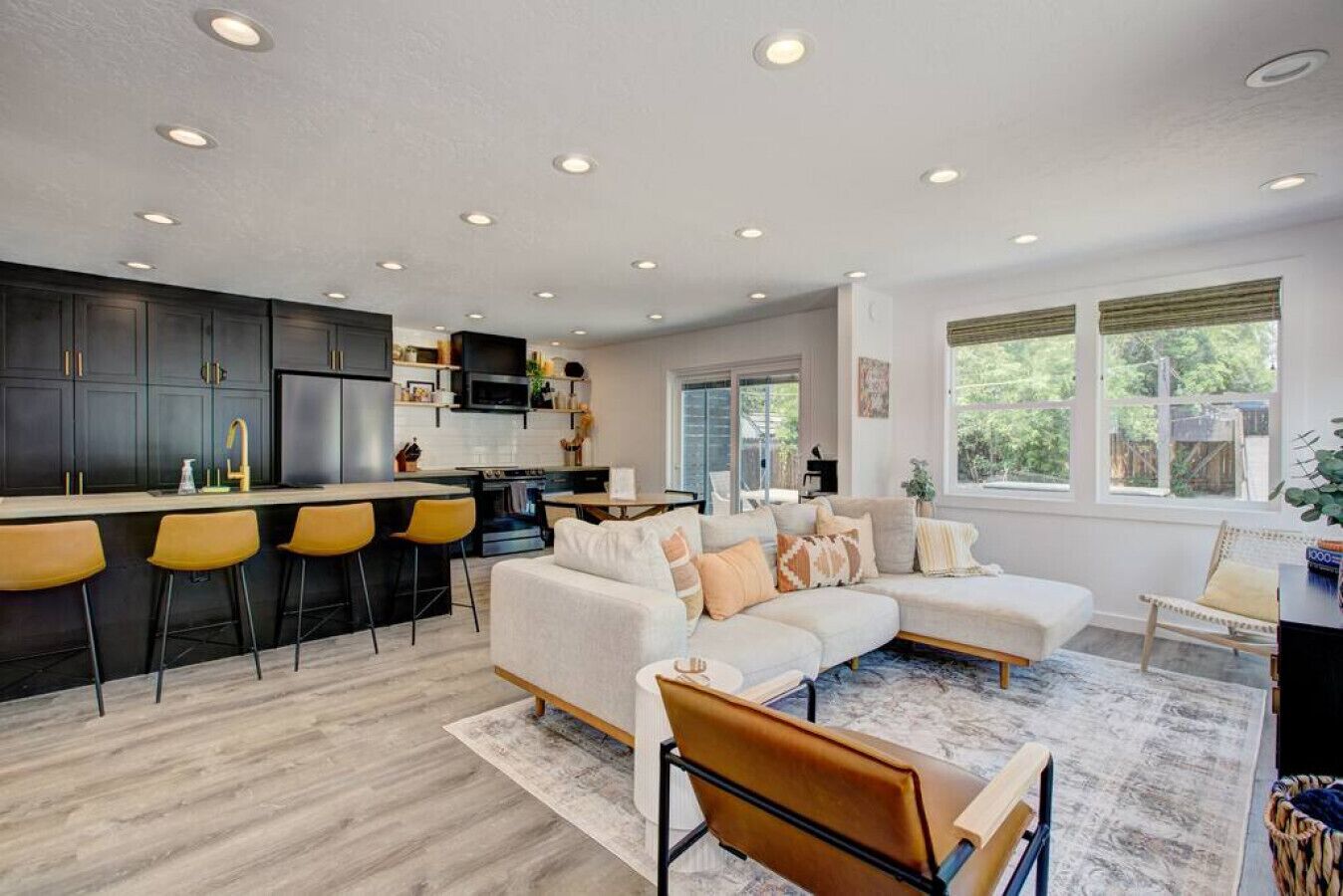 Smart-tv, een open haard, boeken en een kantoor