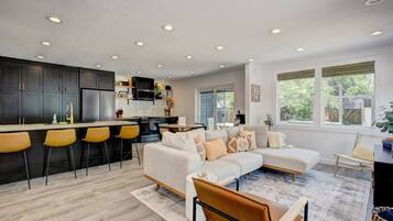 Een smart-tv, een open haard, boeken en een kantoor