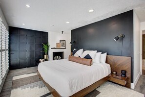 3 bedrooms, desk, iron/ironing board, travel crib