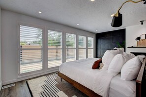 3 habitaciones, escritorio y tabla de planchar con plancha