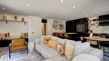 Een smart-tv, een open haard, boeken en een kantoor