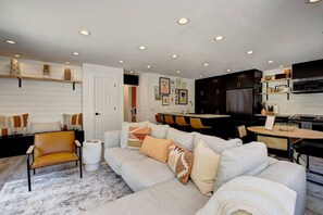 Een smart-tv, een open haard, boeken en een kantoor