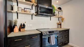 Een koelkast, een magnetron, een oven, een kookplaat