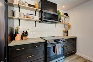 Een koelkast, een magnetron, een oven, een kookplaat