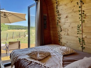 1 bedroom, bed sheets