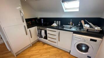 Studio | Private kitchen | Fridge, microwave, oven, stovetop