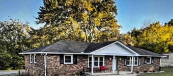 Central Retreat B, NEW Cozy Family & Pet Friendly