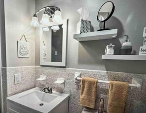 Séchoir à cheveux, serviettes fournies, savon, shampooing