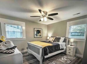 2 chambres, bureau, fer et planche à repasser, lit de bébé portatif