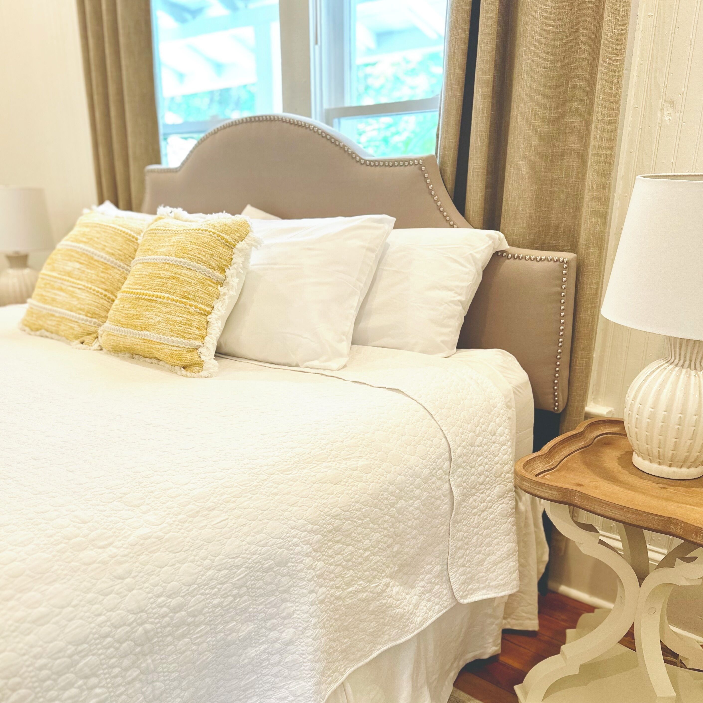 1 soverom, skrivebord, strykejern/-brett og sengetøy