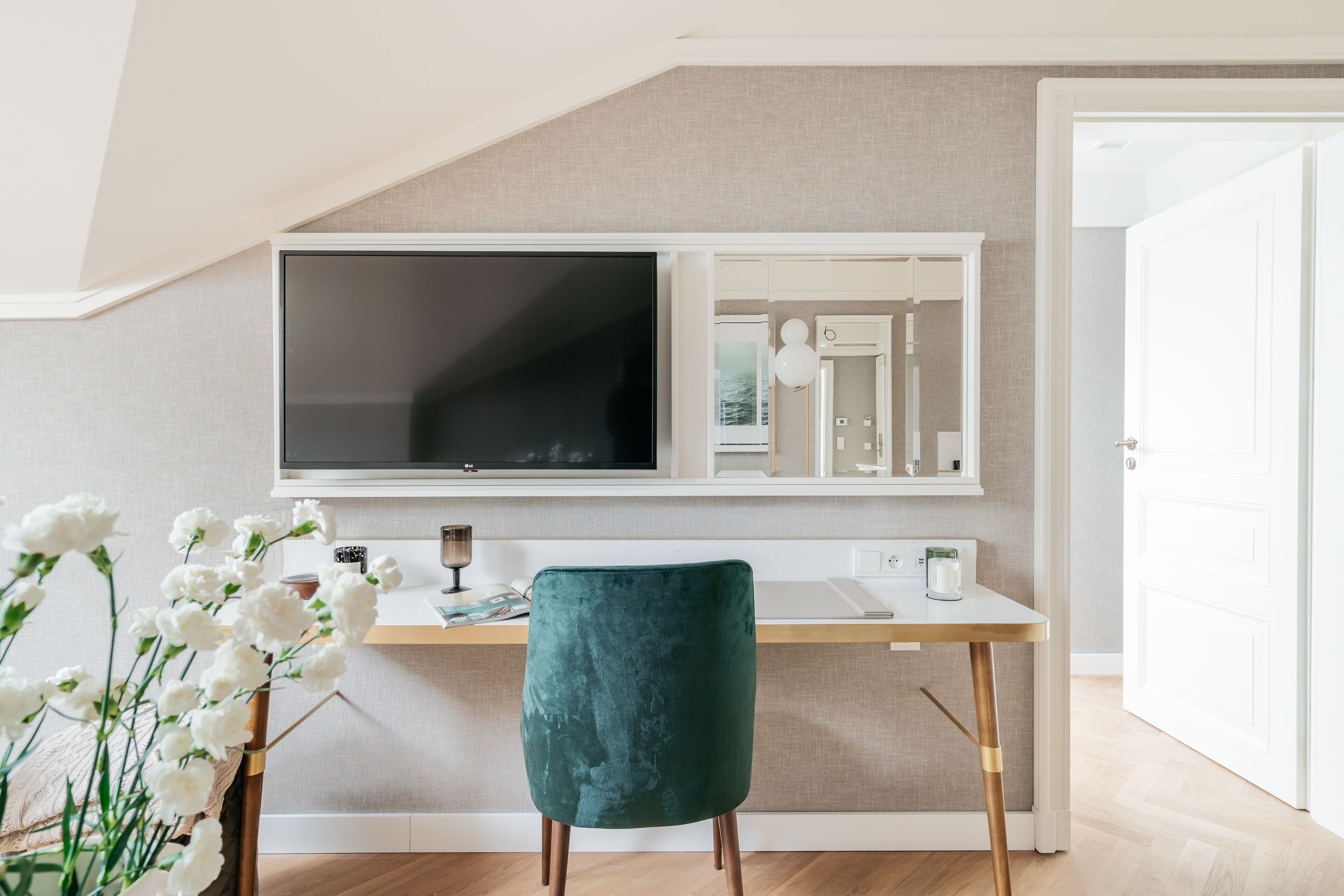 Decoración personalizada, muebles diferentes y escritorio 