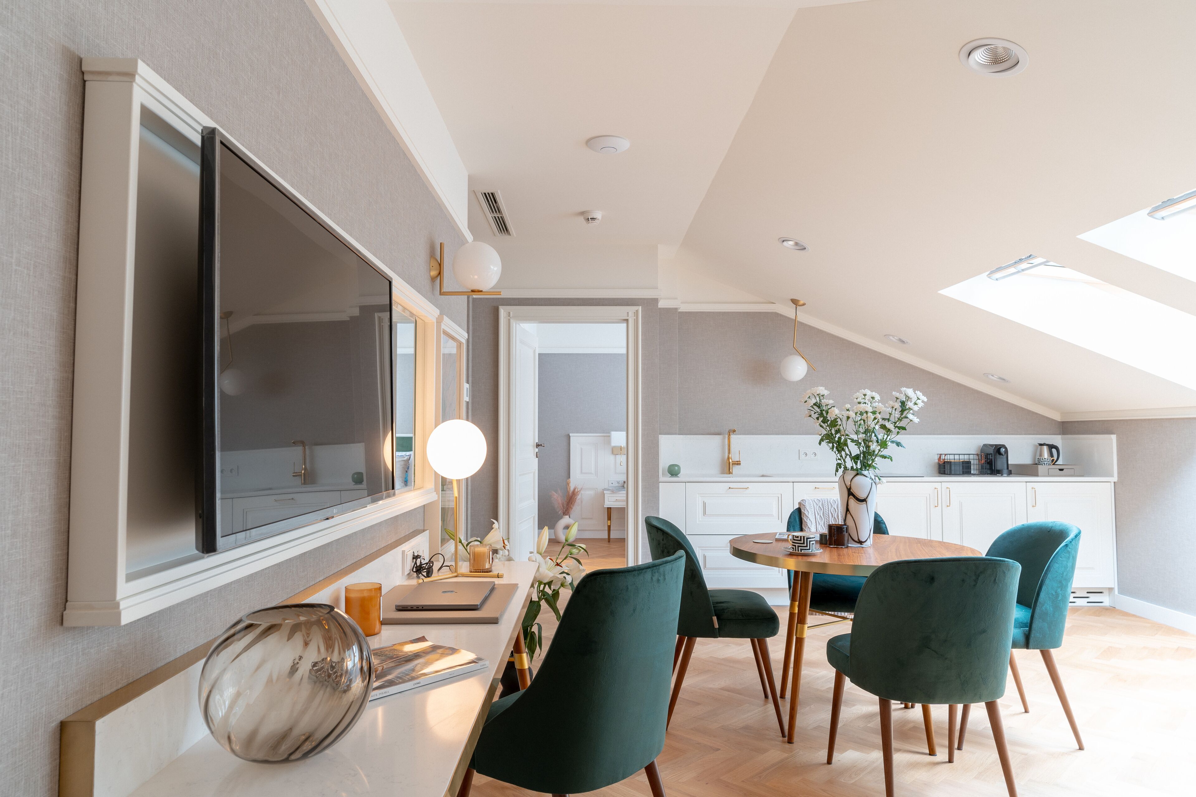 Decoración personalizada, muebles diferentes y escritorio 