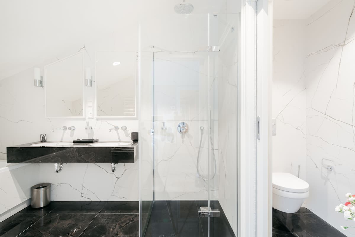 Premium Apartment | Bathroom | Free toiletries, hair dryer, towels, soap