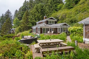 Outdoor dining - Maison De La Lune-Spectacular Oceanviews,  dogs Ok , Firepit, Fenced yard (Manzanita)
