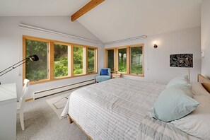 3 bedrooms, desk, free WiFi, bed sheets - Maison De La Lune-Spectacular Oceanviews,  dogs Ok , Firepit, Fenced yard (Manzanita)