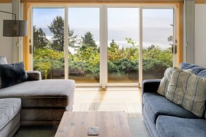 Smart-TV, Kamin, DVD-Player, Bücher