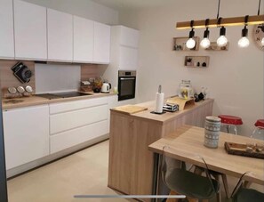 Full-size fridge, microwave, oven, stovetop