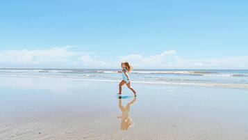 Una spiaggia nelle vicinanze
