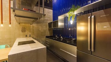City Studio | Private kitchen | Fridge, microwave, coffee/tea maker, cookware/dishes/utensils