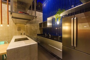 城市开间 | 私人厨房 | 冰箱、微波炉、茶具/咖啡用具、厨具/餐具