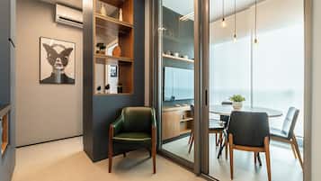 Apartamento superluxo | Área de estar | Smart TV 40 polegadas com canais digitais