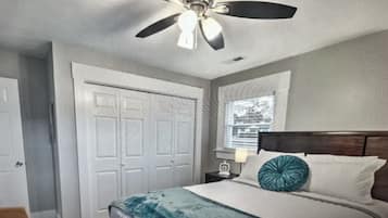 2 dormitorios, escritorio, tabla de planchar con plancha y cuna de viaje