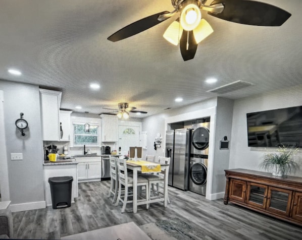 Fridge, microwave, oven, stovetop - Central Retreat A, NEW Family & Pet Friendly (Lebanon)