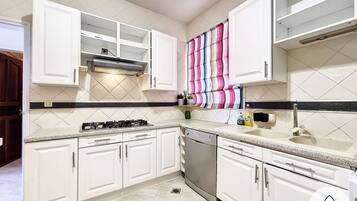 Een koelkast, een microgolfoven, een oven, een kookplaat