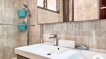 Baignoire, sĂšche-cheveux, serviettes fournies