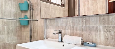 Baignoire, séchoir à cheveux, serviettes fournies