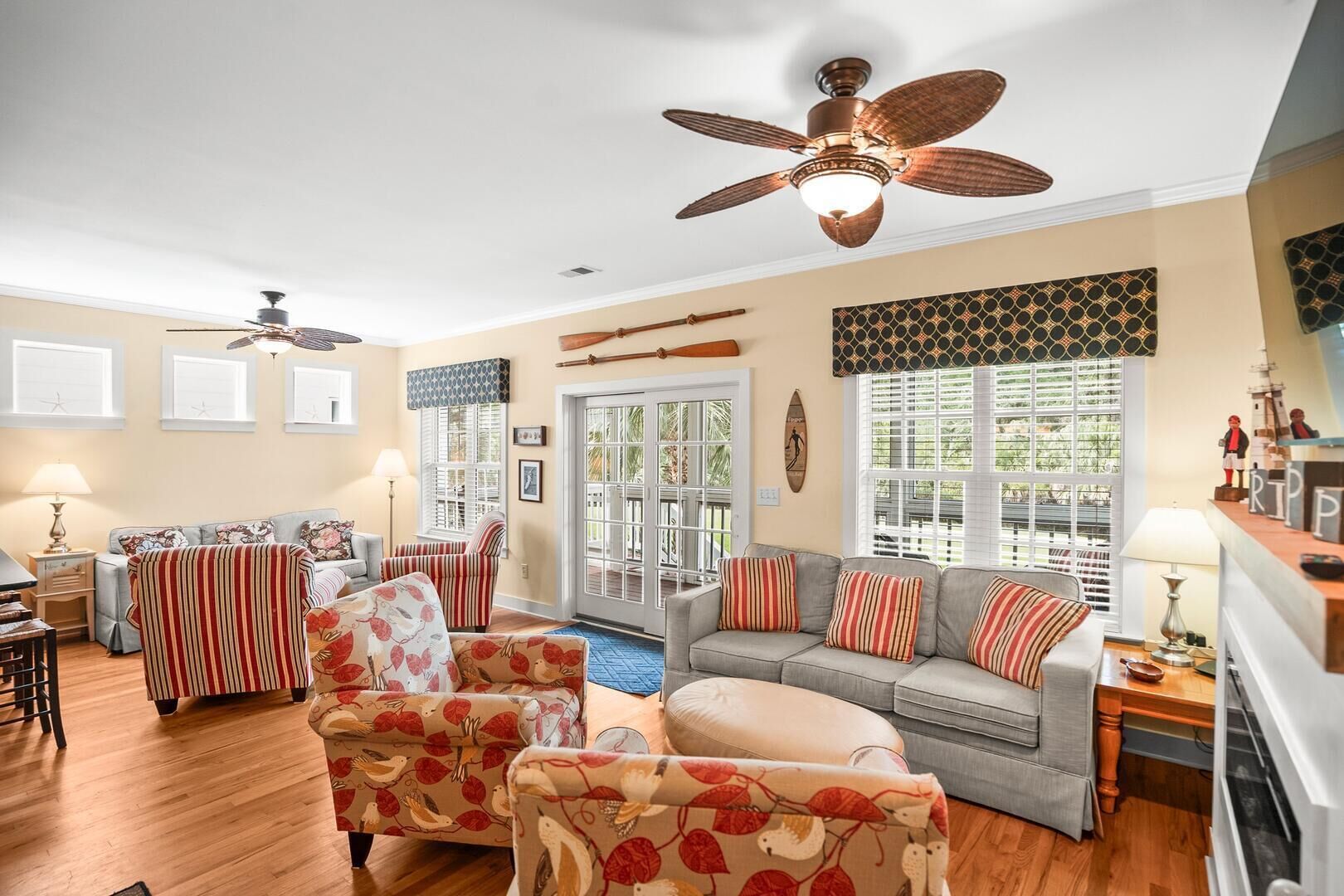 Hus, flere senger, balkong, strandutsikt | Oppholdsområde | TV