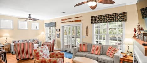 Hus, flere senger, balkong, strandutsikt | Oppholdsområde | TV