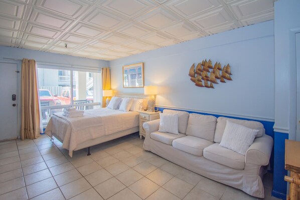 Studio, 1 Queen Bed with Sofa bed, Beach View | 1 bedroom, individually decorated, individually furnished, free WiFi