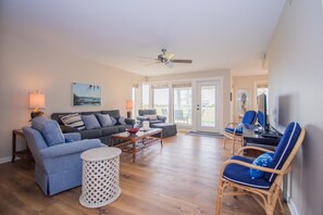 Talo, useita sänkyjä, keittiö, näköala puutarhaan | Oleskelualue | Televisio