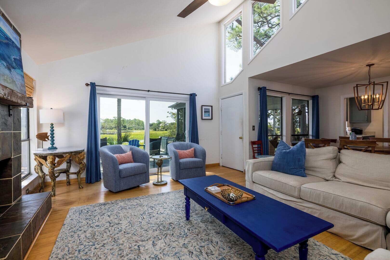 Casa, varias camas, cocina | Área de sala de estar | Televisión y chimenea 