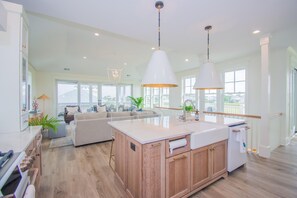 House, Multiple Beds, Pool Access, Beach View | Private kitchen | Fridge, microwave, oven, stovetop