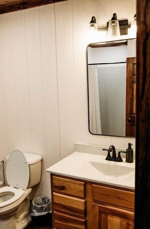 Douche, sèche-cheveux, serviettes fournies, savon