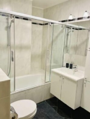 Máy sấy tóc, khăn tắm 