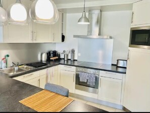 Refrigerador con freezer, microondas, horno, placa de cocina