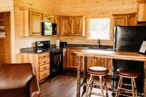 Fridge, microwave, oven, stovetop - The Elk Cabin - Hidden Acres Cabins (Bethany)