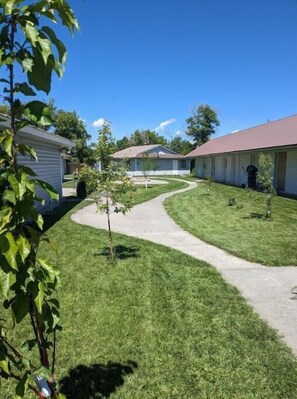 Property grounds - Fox Hollow at FlintRock Retreat (Shelley)