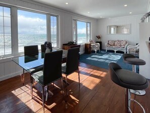 Smart TV, chimenea, videojuegos y libros 