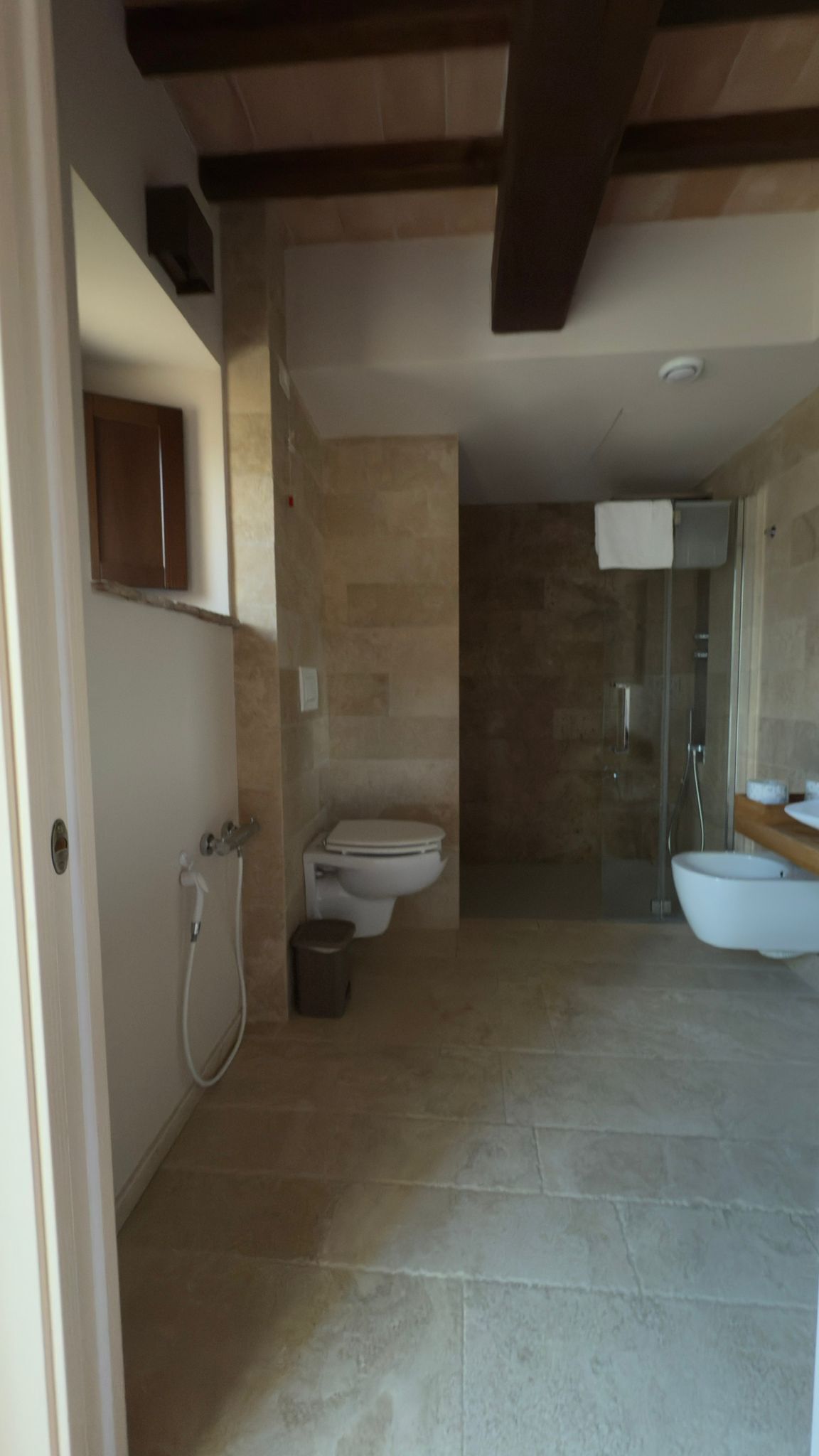 Un baño con ducha, inodoro y lavabo.