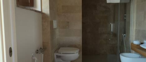 Un baño con ducha, inodoro y lavabo.