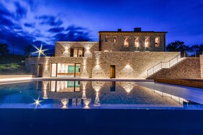 A stone building with a swimming pool in front. - Agriturismo Colli Martani (Massa Martana)