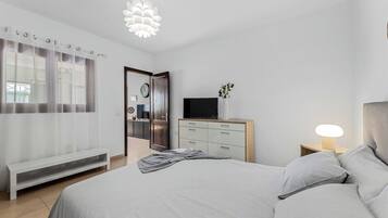 2 dormitorios, tabla de planchar con plancha, cuna de viaje y wifi