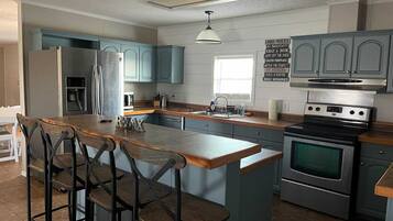 Een koelkast, een magnetron, een oven, een kookplaat