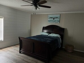 4 bedrooms, WiFi, bed sheets - Gator Den - Camp on the water with an amazing view! (Chauvin)