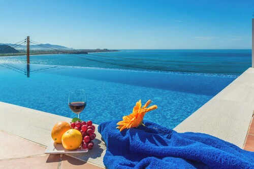 Villa Delfín Blanca avec vue fantastique et piscine privée