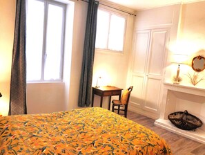 1 slaapkamer, een strijkplank/strijkijzer, reisbedje, gratis wifi